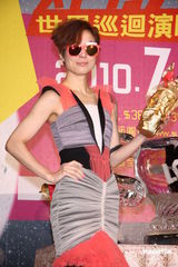 幻灯图：郑秀文无惧变成独眼龙 将台湾开唱