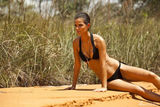 组图:巴西名模米歇尔沙漠写真烈日下秀健美胴体