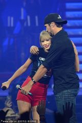 组图：斯威夫特回家乡开唱 与男歌手暧昧亲吻