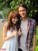 组图：连诗雅为新歌拍MV 被威胁与旧同学湿吻