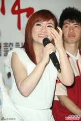 组图：Selina无袖长裙亮相 坦然露手臂疤痕