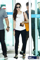 组图：金莎朗现身机场 赴LA参加传教活动