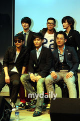 组图：韩偶像组合Click-B时隔8年重聚举行见面会
