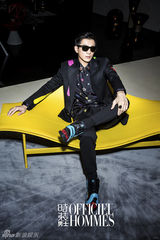 组图：乔振宇早春休闲写真 轻松秀出大长腿