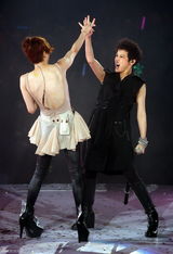 组图：郑秀文红馆个唱第九场 嘲笑任贤齐泳裤太露