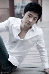 组图：新人黄轩最新写真 外形俊朗文舞兼备