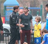 组图：女儿小七参加足球训练 贝克汉姆全家助威