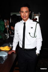 组图：郑嘉颖澄清相伴“宫女”只是助理