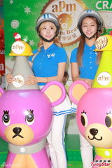 组图：Crayon Pop戴头盔现身握手会 大跳热舞