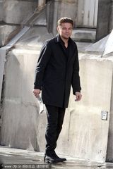 组图：莱昂纳多拍广告浪漫淋雨 代言捞500万美金