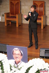 组图：台艺人徐风追思会 好友张菲余天现身致意