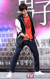 组图：池贤宇刘仁娜亮相《仁显王后的男人》发布会