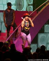 组图：麻辣鸡个唱粉丝强行上台 与保镖激烈扭打