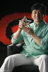 组图：成龙拍摄娱乐现场宣传片 宣扬慈善彰显爱心