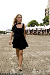 高清图：卡洛琳娜撩发风情万种 海滩拍写真倩影连连