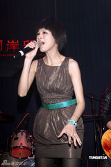 幻灯组图：汪东城助阵“晚生”送吉他秘笈