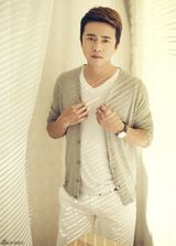 组图：赵正阳时尚写真显成熟男性魅力