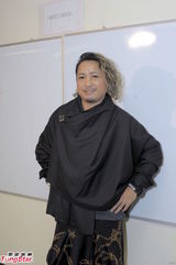 组图：谢天华化身欧洲王子搞笑亮相《福禄寿》