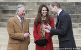 组图：凯特王妃造访皇家海军 大红外套气质高贵