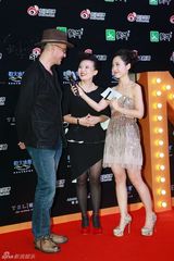 组图：微博之夜红毯 龚琳娜老锣牵手揽腰