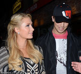 组图：希尔顿携男友夜店狂欢 民族风编织裙抢镜