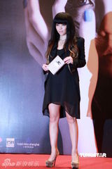 组图：张惠妹宣传新碟人气旺 透视纱裙内裤若隐若现