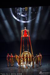 组图：北京电影节开幕 章子怡金色开胸装朗诵