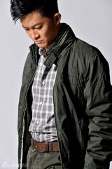 组图：杨志刚秋装写真 夹克装粗犷干练显男人魅力