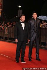 组图：金钟奖红毯寇世勋携儿子压轴亮相