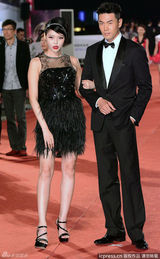 组图：殷琦透视黑色羽毛裙野性张扬