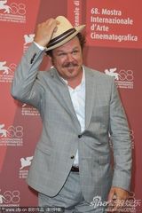 组图：《杀戮》发布会 温丝莱特仪态万方男星献吻