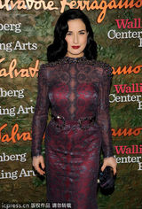 组图：群星亮相表演艺术成就奖 塞隆礼服闪耀