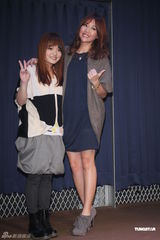 组图：A-Lin新专辑庆功签唱 徐佳莹现身站台