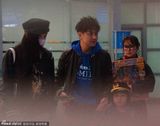 组图：林志颖全家现身上海机场 其乐融融心情好