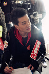 组图：高仁现身无偿献血车 呼吁网友传递爱心