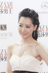 组图：白冰登《时尚芭莎》凸显干净清纯气质