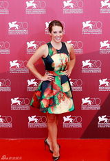 组图：《峡谷》发布会 休斯顿着优雅拼接裙