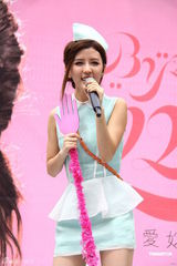 组图：BY2为新EP和写真造势 超短裙秀美腿