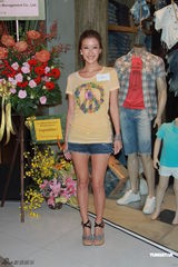 甄子丹夫妇秀恩爱 谢婷婷称与霆锋失去联系(图)