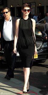 组图：短发安妮-海瑟薇黑色流苏裙魅力四射