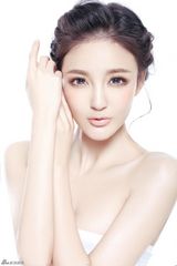 组图：刘雨欣春季清新妆容大片展现精致面容