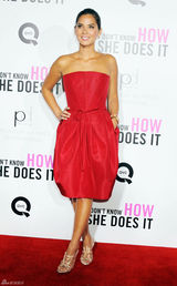 高清图：艾玛-罗伯茨抹胸裙亮相 和奥利维亚斗艳