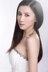 组图：徐立拍纯白写真 大秀温婉公主风