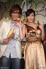 组图：周传雄发片温岚现身 送铁塔面包寓意深长