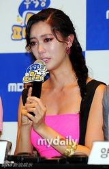 组图：韩星Clara桃红抹胸挺巨乳洒泪宣传新剧