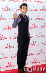 组图：f(x)Sulli刘亚仁权相佑等出席名表展示会