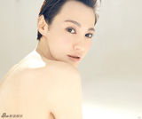 组图：杨雪裸妆写真秀雪肤妩媚动人