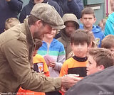 组图：小贝次子球赛夺奖心情愉悦 老爸帅气支持