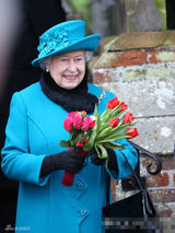 组图：英女王出席王室圣诞活动 蓝色套裙捧鲜花和蔼