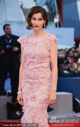 组图：威尼斯闭幕红毯 卡斯特粉群亮相优雅迷人